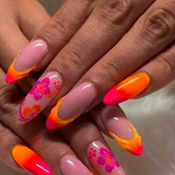 Unghie a mandorla con French arancio e fucsia e fiori di ibisco